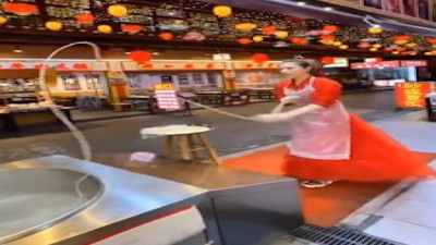 Noodle pişiren kadının gösterisi beğeni topladı