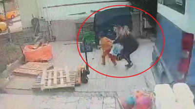 Anne ve iki çocuğu dolmuşun altında kalmaktan son anda kurtuldu