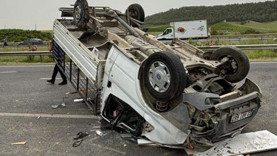 Lastiği patlayan kamyonet devrildi: 1 ölü, 2 yaralı