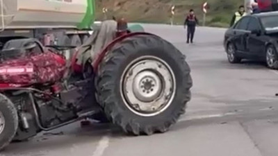 Traktör ile otomobil çarpıştı: 3 yaralı