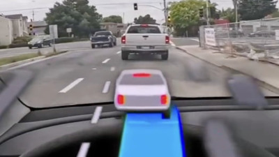 Tesla'nın otonom sürüş modu artık dönüş sinyallerini görselleştiriyor