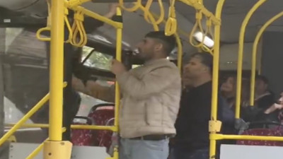 Toplu taşımada tek başına oturmak isteyen şahıs olay çıkardı!