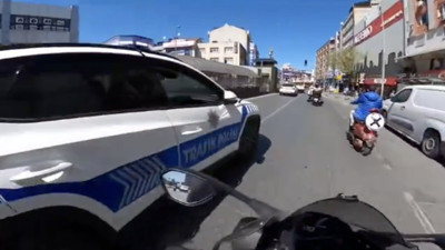 Motorcudan trafik polisine komik tepki: "Bizim aynamız kapalı olsaydı yanmıştık"