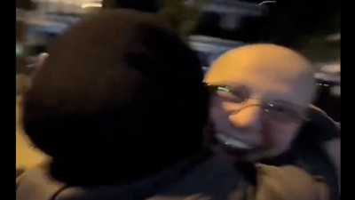 Kanseri yendi. Arkadaşı sevinçten havalara uçtu