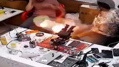 Cep telefonu tamir sırasında patladı