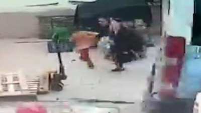 Anne ve çocukları, dolmuşun altında kalmaktan kıl payı kurtuldu