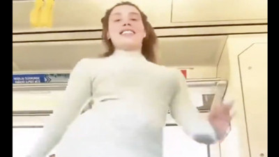 Toplu taşımada açtı kamerayı dans etmeye başladı