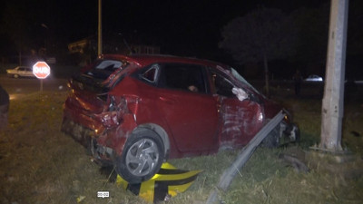 İki otomobil çarpıştı, biri alevlere teslim oldu