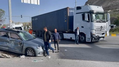 Otomobille tır çarpıştı: 1 ölü, 2 yaralı