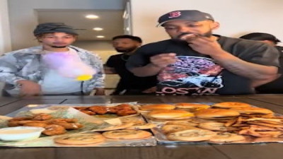 Yemek yemek için buldukları oyun izleyenleri kahkahaya boğdu