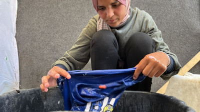 15 yaşındaki kız, 10 kişilik ailesini geçindirmek için çamaşır yıkıyor