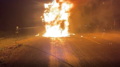 Seyir halindeki tır alevlerin kurbanı oldu