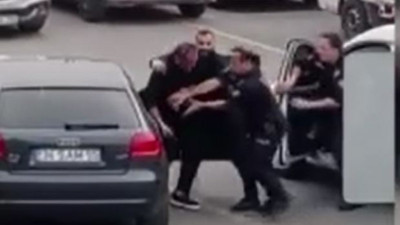 Allah'tan yoldan geçen asayiş vardı. Alacak verecek kavgasında adam silahı çekti 2 trafik polisi müdahale edemedi