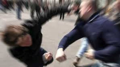 Kendilerini dolandıran şahsı darp ettiler