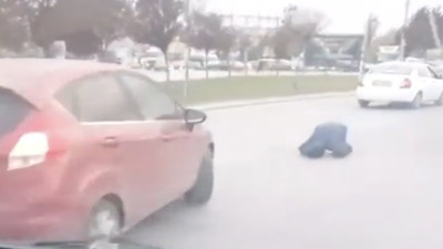 Trafiği durdurup yolun ortasında namaz kıldı