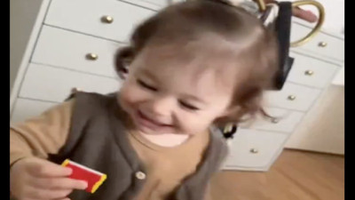 Küçük kızın minicik çikolataya verdiği muhteşem tepki