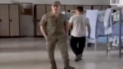 Arkadaşlarını karga sesi çıkararak uyandıran asker