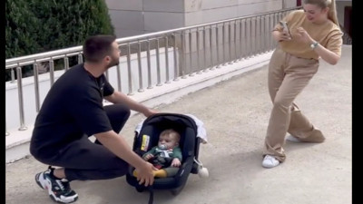 Seni camide bulduk şakası için bebeklerinin camide fotoğrafını çeken çift tepki topladı