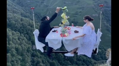 Teleferikte yemek yiyerek çekim yapan gelin damat tartışma yarattı