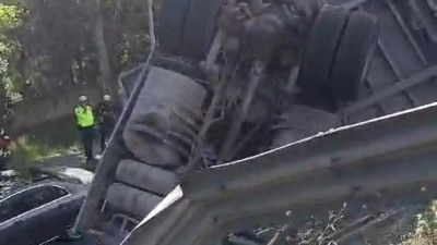 Gebze'de devrilen çamaşır makinesi yüklü TIR'ın şoförü yaralandı