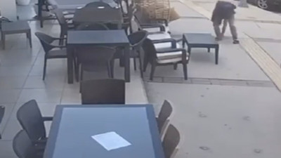 Yerdeki cüzdanı alıp yoluna devam etti