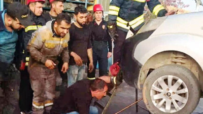 Aracın motoruna giren yılanı itfaiye çıkardı