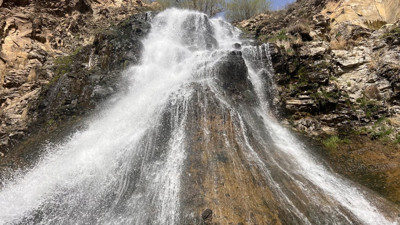 Karlar eridi Susuz Şelalesi’nde kartpostallık görüntüler oluştu