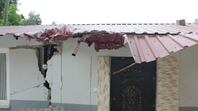 Freni boşalan safari aracı eve daldı