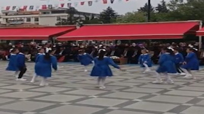 Çocukların okul formalarıyla sergiledikleri 23 Nisan gösterisi beğeni topladı