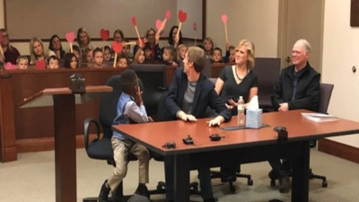 Sınıf arkadaşları, küçük çocuğu evlat edinirken de yalnız bırakmadı