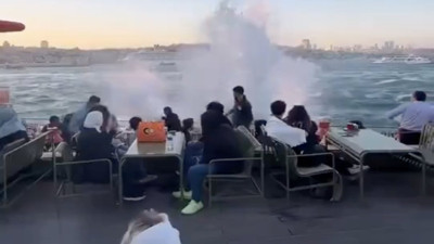 Kahve keyfi yaparken dalgalar yüzünden sırılsıklam oldular