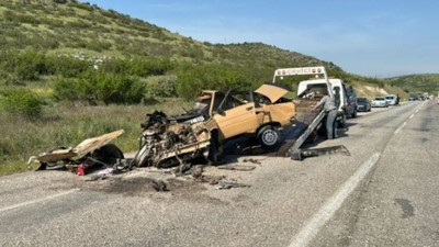 TIR'la çarpışan otomobil hurdaya döndü: 2 ölü, 1 yaralı