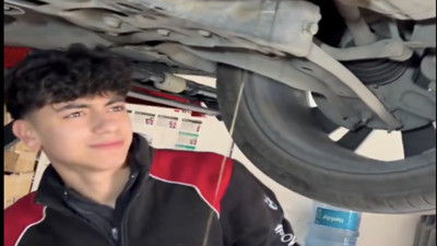 Sanayide usta çırağa araç yağını tattırarak test ettirince tepki topladı