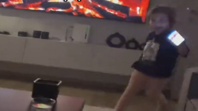 İnternette sürekli araba ilanına bakan 4 yaşındaki kızın videosu güldürdü