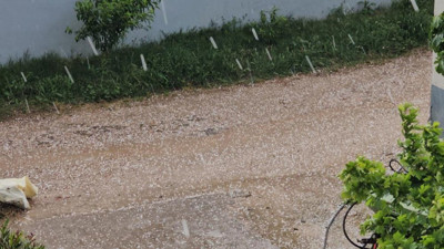 Bandırma'da şiddetli rüzgar ve dolu etkili oldu
