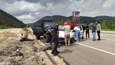 Karşı şeride geçen otomobil pikapla çarpıştı