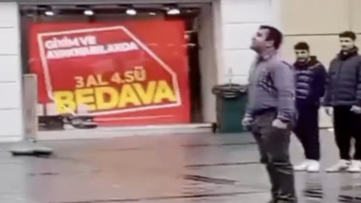 Meydandaki Atatürk heykelinin önünde bağıra bağıra İstiklal Marşı'nı okudu