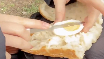 Tırnak törpüsü ile yiyecekleri doğrayan genç kadın tepki çekti