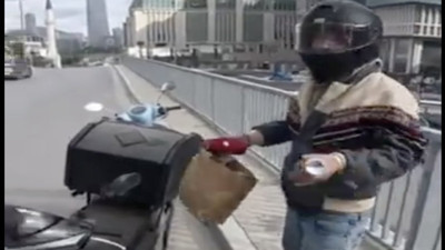 Kaza yapan kurye taşıdığı patates kızartmasını yardıma gelenlere ikram etti