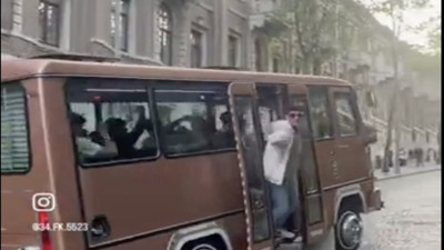 Yüksek sesli müzik ve ilginç danslarıyla minibüsteki gençler tepki çekti