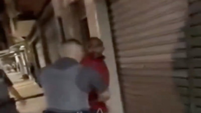 Polisin uyarmasına rağmen karşılık veren adam tek yumrukla yere serildi