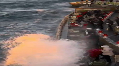 Çay bahçesinde oturan vatandaşlar dalgaların kurbanı oldu