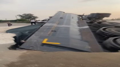 Adana'da tır yolda oluşan çukura düştü