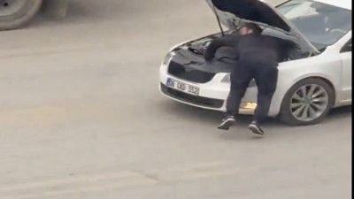 Sanayi ustasından ilginç kontrol: Açık kaputun üstünde seyahat