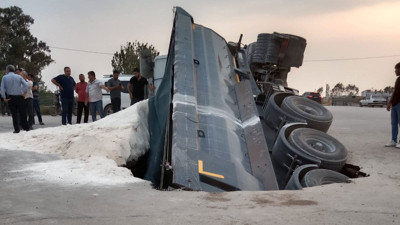 Yol çöktü, seyir halindeki kamyon çukura gömüldü