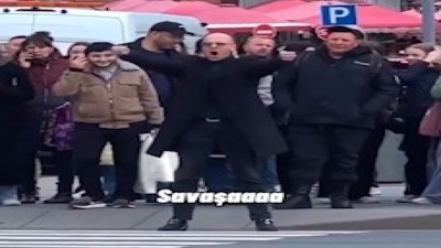 Kırmızı ışıkta bekleyen yayalara savaş konuşması yapıp taarruza geçirdi