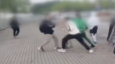 Kocaeli'de gençler yoldan geçenlere durup dururken saldırdı