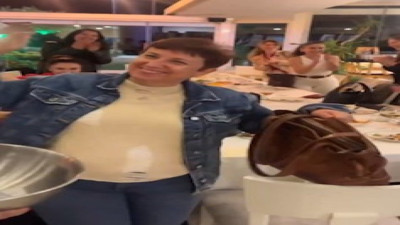 18 kişinin hesabını orada bulunmayan kocasının kartıyla ödedi