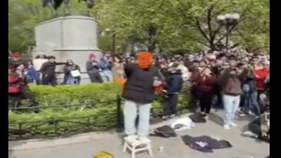 Yüzlerce kişi maskeli bir adamın peynirli cips yemesini izlemek için toplandı