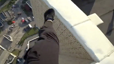 Çatıdan çatıya zıplarken ölümden dönen genç